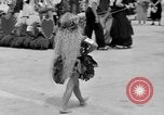Standbild Us-amerikanische Kinder parade in Kostüm Ocean Park California USA, 1935, aus Sekunde 32 historischem Filmmaterial Videoclip 65675042765