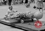 Standbild Us-amerikanische Kinder parade in Kostüm Ocean Park California USA, 1935, aus Sekunde 33 historischem Filmmaterial Videoclip 65675042765