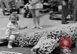 Standbild Us-amerikanische Kinder parade in Kostüm Ocean Park California USA, 1935, aus Sekunde 36 historischem Filmmaterial Videoclip 65675042765