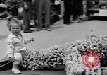 Standbild Us-amerikanische Kinder parade in Kostüm Ocean Park California USA, 1935, aus Sekunde 37 historischem Filmmaterial Videoclip 65675042765