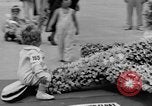 Standbild Us-amerikanische Kinder parade in Kostüm Ocean Park California USA, 1935, aus Sekunde 39 historischem Filmmaterial Videoclip 65675042765