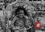 Standbild Us-amerikanische Kinder parade in Kostüm Ocean Park California USA, 1935, aus Sekunde 40 historischem Filmmaterial Videoclip 65675042765
