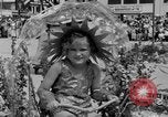 Standbild Us-amerikanische Kinder parade in Kostüm Ocean Park California USA, 1935, aus Sekunde 41 historischem Filmmaterial Videoclip 65675042765