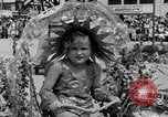 Standbild Us-amerikanische Kinder parade in Kostüm Ocean Park California USA, 1935, aus Sekunde 45 historischem Filmmaterial Videoclip 65675042765