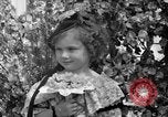Standbild Us-amerikanische Kinder parade in Kostüm Ocean Park California USA, 1935, aus Sekunde 46 historischem Filmmaterial Videoclip 65675042765