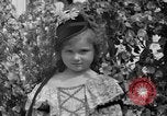 Standbild Us-amerikanische Kinder parade in Kostüm Ocean Park California USA, 1935, aus Sekunde 50 historischem Filmmaterial Videoclip 65675042765