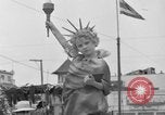 Standbild Us-amerikanische Kinder parade in Kostüm Ocean Park California USA, 1935, aus Sekunde 52 historischem Filmmaterial Videoclip 65675042765