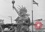 Standbild Us-amerikanische Kinder parade in Kostüm Ocean Park California USA, 1935, aus Sekunde 53 historischem Filmmaterial Videoclip 65675042765
