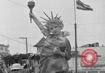 Standbild Us-amerikanische Kinder parade in Kostüm Ocean Park California USA, 1935, aus Sekunde 54 historischem Filmmaterial Videoclip 65675042765