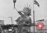 Standbild Us-amerikanische Kinder parade in Kostüm Ocean Park California USA, 1935, aus Sekunde 56 historischem Filmmaterial Videoclip 65675042765