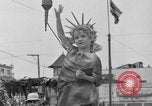 Standbild Us-amerikanische Kinder parade in Kostüm Ocean Park California USA, 1935, aus Sekunde 57 historischem Filmmaterial Videoclip 65675042765