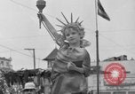 Standbild Us-amerikanische Kinder parade in Kostüm Ocean Park California USA, 1935, aus Sekunde 58 historischem Filmmaterial Videoclip 65675042765