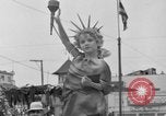 Standbild Us-amerikanische Kinder parade in Kostüm Ocean Park California USA, 1935, aus Sekunde 59 historischem Filmmaterial Videoclip 65675042765