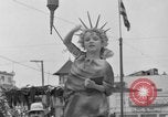 Standbild Us-amerikanische Kinder parade in Kostüm Ocean Park California USA, 1935, aus Sekunde 60 historischem Filmmaterial Videoclip 65675042765