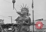 Standbild Us-amerikanische Kinder parade in Kostüm Ocean Park California USA, 1935, aus Sekunde 61 historischem Filmmaterial Videoclip 65675042765