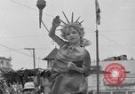 Standbild Us-amerikanische Kinder parade in Kostüm Ocean Park California USA, 1935, aus Sekunde 62 historischem Filmmaterial Videoclip 65675042765