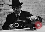 Standbild lebensrettende Auto Stoßfänger Erfindung London England Vereinigtes Königreich, 1930, aus Sekunde 13 historischem Filmmaterial Videoclip 65675042803
