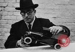 Standbild lebensrettende Auto Stoßfänger Erfindung London England Vereinigtes Königreich, 1930, aus Sekunde 14 historischem Filmmaterial Videoclip 65675042803