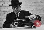 Standbild lebensrettende Auto Stoßfänger Erfindung London England Vereinigtes Königreich, 1930, aus Sekunde 15 historischem Filmmaterial Videoclip 65675042803