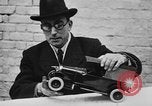 Standbild lebensrettende Auto Stoßfänger Erfindung London England Vereinigtes Königreich, 1930, aus Sekunde 16 historischem Filmmaterial Videoclip 65675042803
