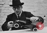 Standbild lebensrettende Auto Stoßfänger Erfindung London England Vereinigtes Königreich, 1930, aus Sekunde 17 historischem Filmmaterial Videoclip 65675042803