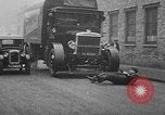 Standbild lebensrettende Auto Stoßfänger Erfindung London England Vereinigtes Königreich, 1930, aus Sekunde 34 historischem Filmmaterial Videoclip 65675042803