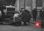 Standbild lebensrettende Auto Stoßfänger Erfindung London England Vereinigtes Königreich, 1930, aus Sekunde 42 historischem Filmmaterial Videoclip 65675042803