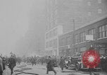 Standbild Gebäude in Brand Chicago Illinois USA, 1930, aus Sekunde 17 historischem Filmmaterial Videoclip 65675042807
