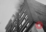 Standbild Gebäude in Brand Chicago Illinois USA, 1930, aus Sekunde 24 historischem Filmmaterial Videoclip 65675042807