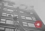 Standbild Gebäude in Brand Chicago Illinois USA, 1930, aus Sekunde 43 historischem Filmmaterial Videoclip 65675042807