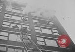 Standbild Gebäude in Brand Chicago Illinois USA, 1930, aus Sekunde 45 historischem Filmmaterial Videoclip 65675042807