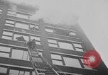 Standbild Gebäude in Brand Chicago Illinois USA, 1930, aus Sekunde 48 historischem Filmmaterial Videoclip 65675042807
