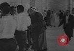 Standbild Israelische Araber die in den Moscheen in Jerusalem Jerusalem Palästina, 1967, aus Sekunde 31 historischem Filmmaterial Videoclip 65675042821