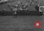 Immagine di Grand National corsa di cavalli Liverpool England, 1963, secondo 56 filmato di repertorio 65675042828