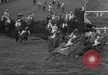 Immagine di Grand National corsa di cavalli Liverpool England, 1963, secondo 60 filmato di repertorio 65675042828