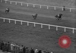 Immagine di Grand National corsa di cavalli Liverpool England, 1963, secondo 62 filmato di repertorio 65675042828