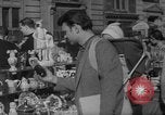 Standbild Flohmarkt New York United States USA, 1963, aus Sekunde 15 historischem Filmmaterial Videoclip 65675042834