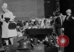 Standbild Flohmarkt New York United States USA, 1963, aus Sekunde 16 historischem Filmmaterial Videoclip 65675042834