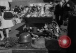 Standbild Flohmarkt New York United States USA, 1963, aus Sekunde 17 historischem Filmmaterial Videoclip 65675042834