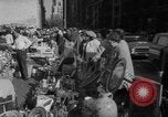 Standbild Flohmarkt New York United States USA, 1963, aus Sekunde 25 historischem Filmmaterial Videoclip 65675042834
