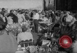 Standbild Flohmarkt New York United States USA, 1963, aus Sekunde 27 historischem Filmmaterial Videoclip 65675042834