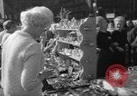 Standbild Flohmarkt New York United States USA, 1963, aus Sekunde 32 historischem Filmmaterial Videoclip 65675042834