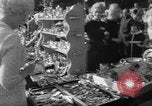 Standbild Flohmarkt New York United States USA, 1963, aus Sekunde 33 historischem Filmmaterial Videoclip 65675042834