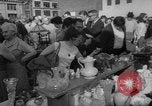 Standbild Flohmarkt New York United States USA, 1963, aus Sekunde 36 historischem Filmmaterial Videoclip 65675042834