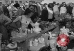 Standbild Flohmarkt New York United States USA, 1963, aus Sekunde 37 historischem Filmmaterial Videoclip 65675042834
