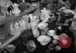 Standbild Flohmarkt New York United States USA, 1963, aus Sekunde 39 historischem Filmmaterial Videoclip 65675042834