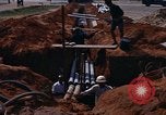 Standbild die Verlegung von Rohrleitungen Thailand, 1966, aus Sekunde 5 historischem Filmmaterial Videoclip 65675042838