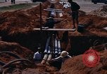Standbild die Verlegung von Rohrleitungen Thailand, 1966, aus Sekunde 6 historischem Filmmaterial Videoclip 65675042838