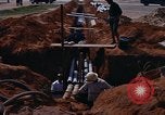 Standbild die Verlegung von Rohrleitungen Thailand, 1966, aus Sekunde 7 historischem Filmmaterial Videoclip 65675042838