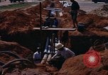 Standbild die Verlegung von Rohrleitungen Thailand, 1966, aus Sekunde 8 historischem Filmmaterial Videoclip 65675042838